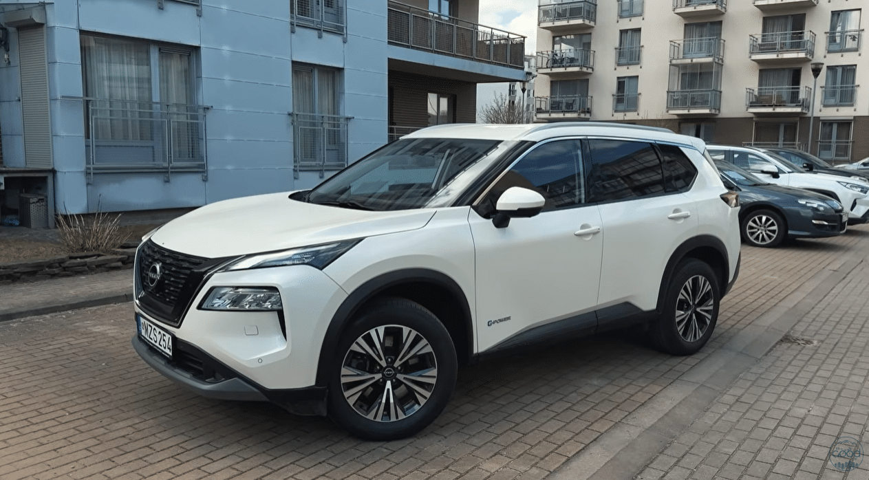 Nissan X-Trail e-Power білого кольору на парковці біля житлових будинків
