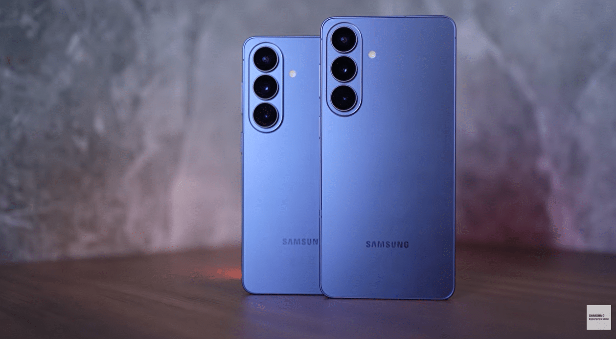 Samsung Galaxy S26+ та Galaxy S25 FE у синьому кольорі — вигляд ззаду, порівняння розмірів