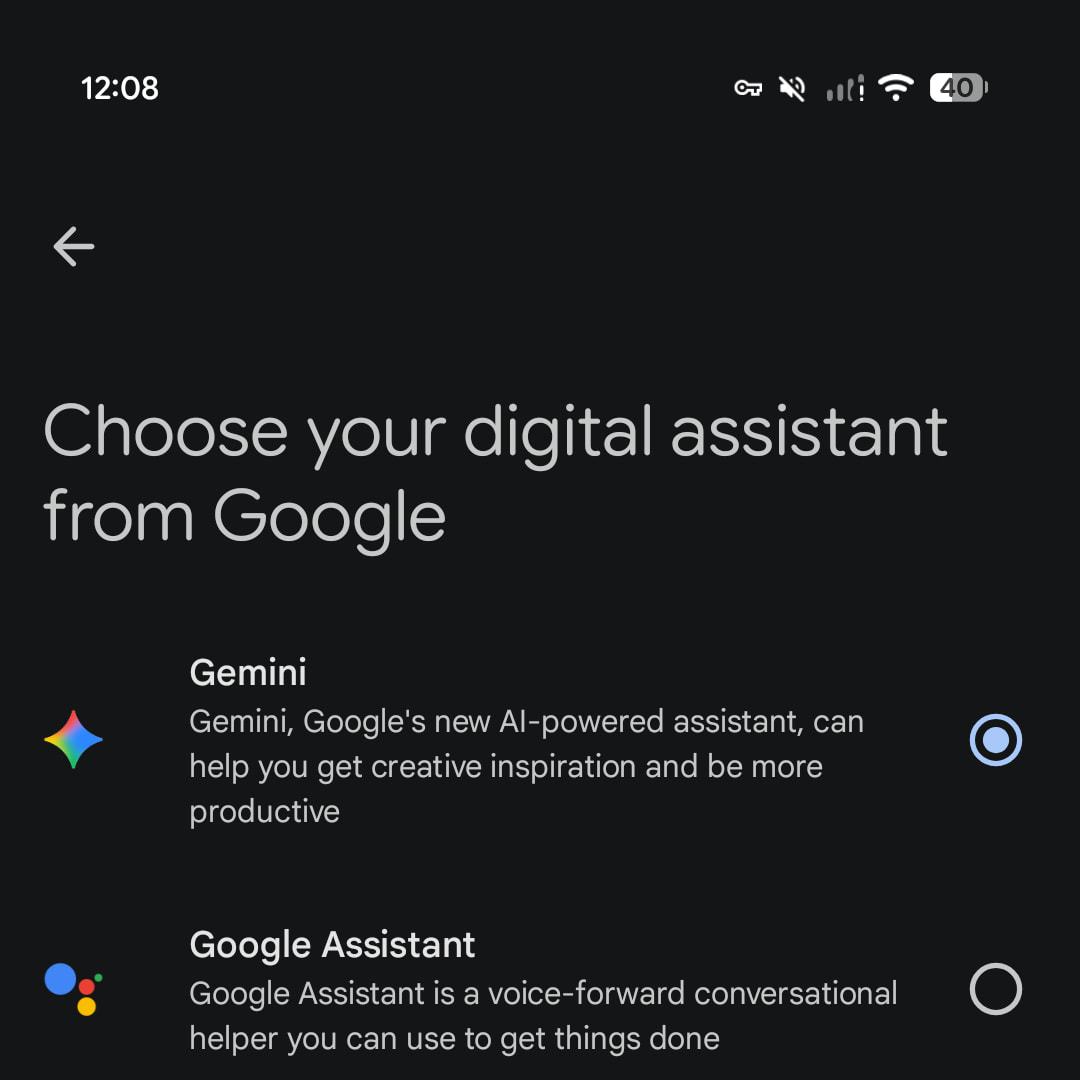 Екран вибору цифрового асистента Google з варіантами Gemini та Google Assistant