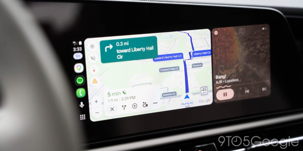 Google Maps на екрані Android Auto в автомобілі з маршрутом до Liberty Hall, відстанню 0,3 милі та часом в дорозі 5 хвилин