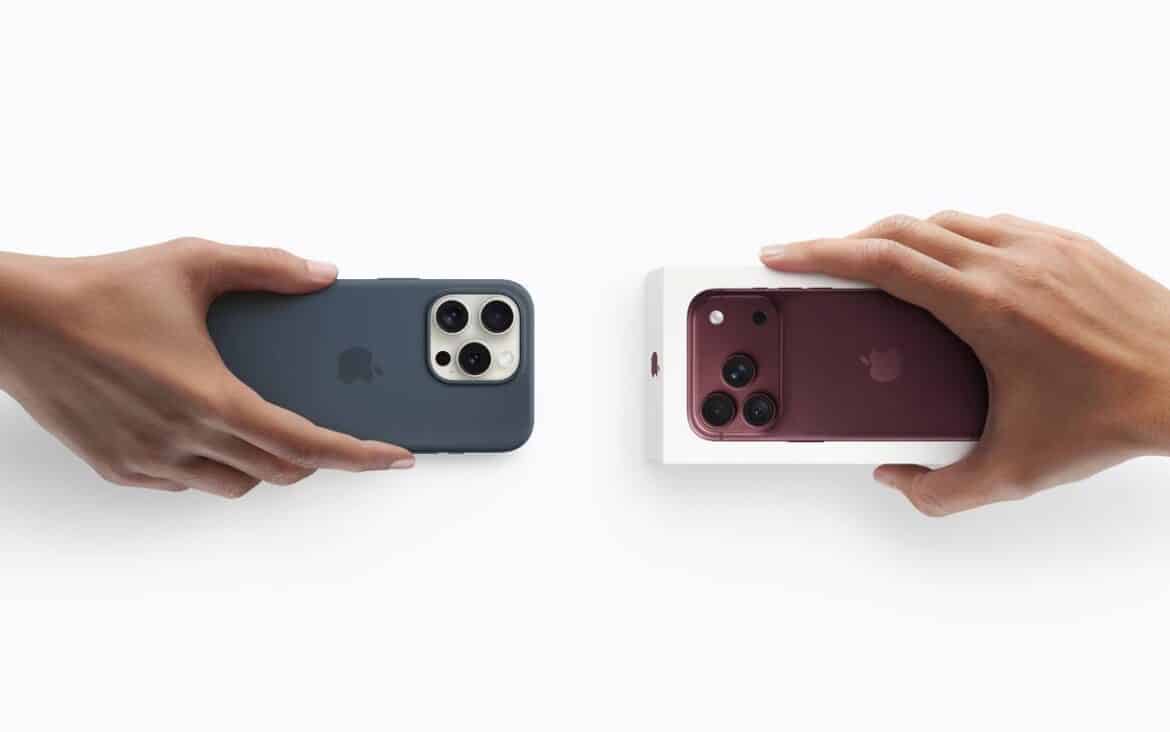 Два iPhone 18 Pro в чохлах темно-синього та бордового кольорів у руках на білому тлі