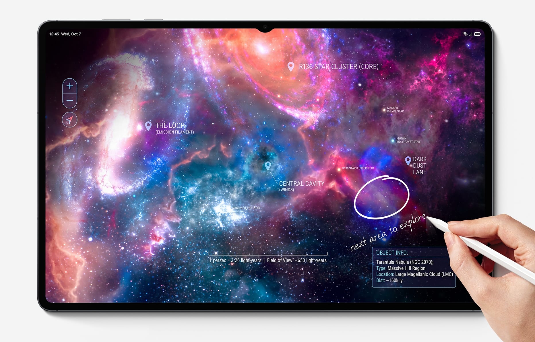 Galaxy Tab S12 Ultra з космічною картою галактики на екрані, користувач малює S Pen по зоряному скупленню