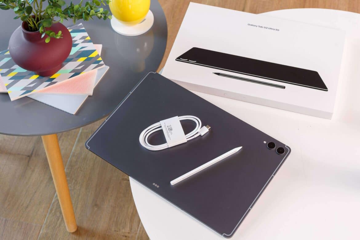 Новий Samsung Galaxy Tab S12 Ultra розпакований біля осторблення з кабелем USB-C на столі