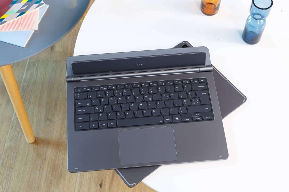 Клавіатура Galaxy Tab S12 Ultra Book Cover із фізичними клавішами та тачпадом на робочому столі