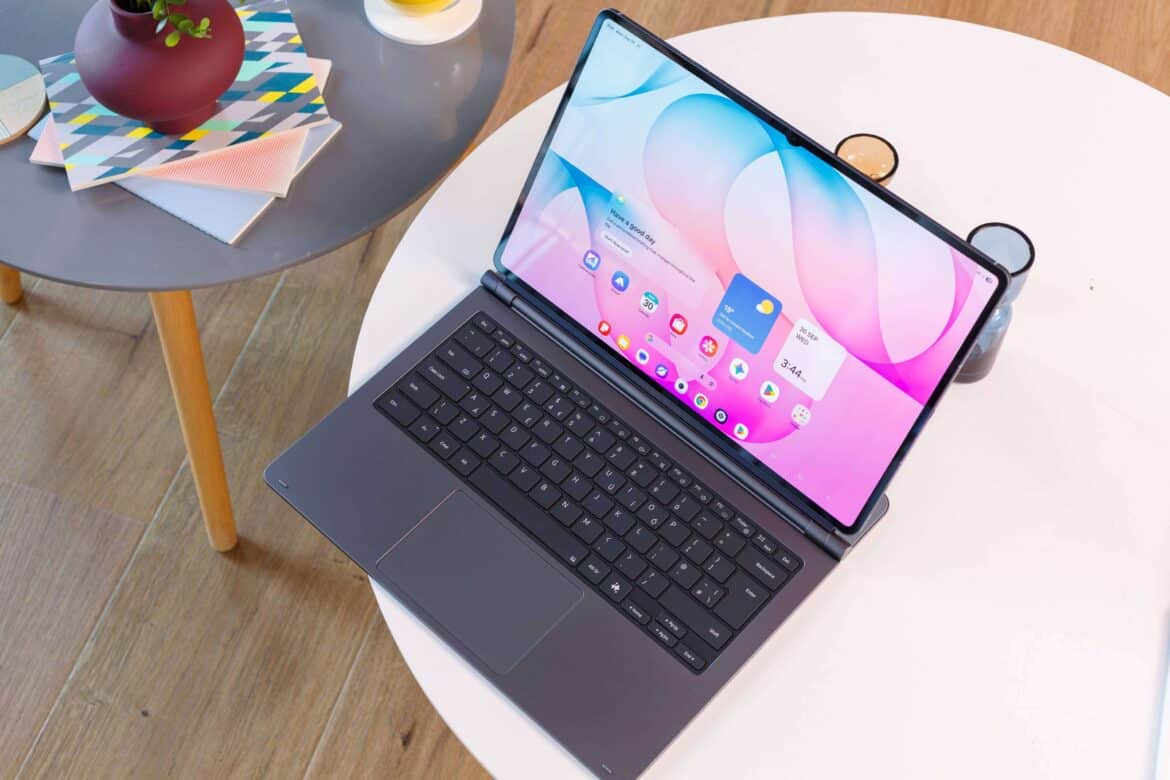Samsung Galaxy Tab S12 Ultra із магніто підтримуваною клавіатурою на білому столі під кутом