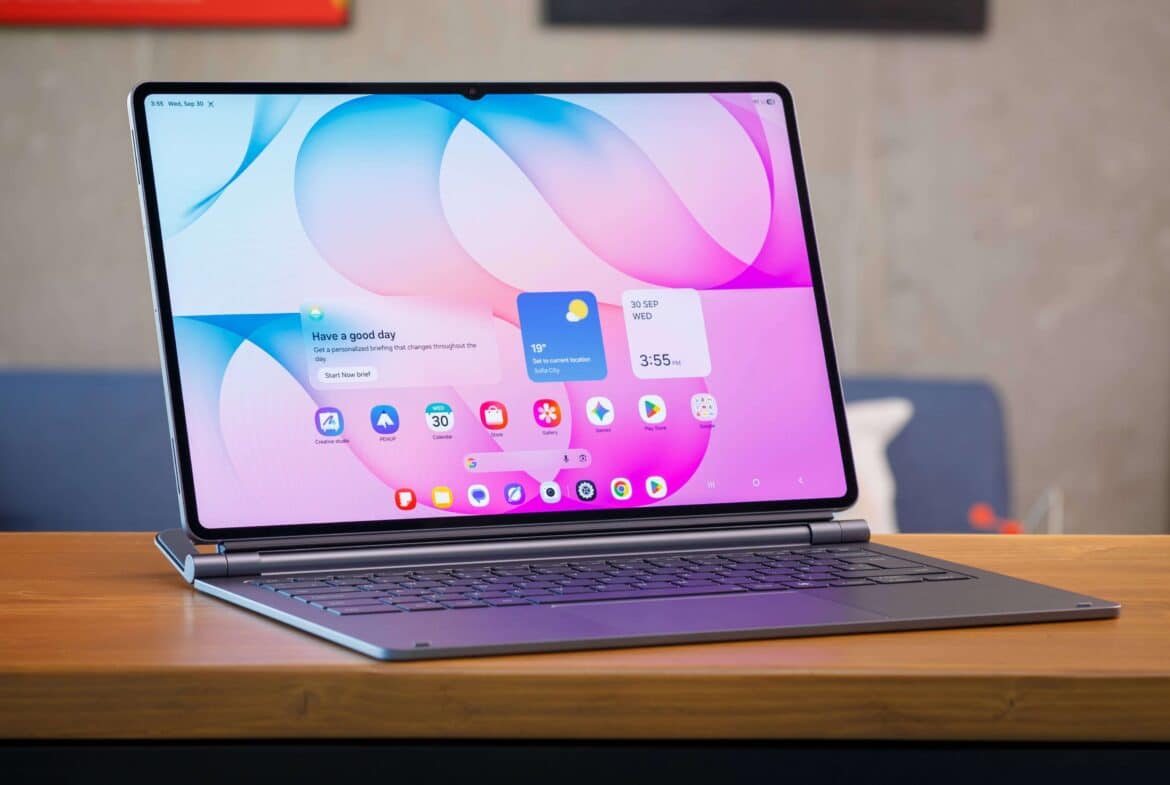 Samsung Galaxy Tab S12 Ultra у режимі ноутбука з розкладеною клавіатурою на столі