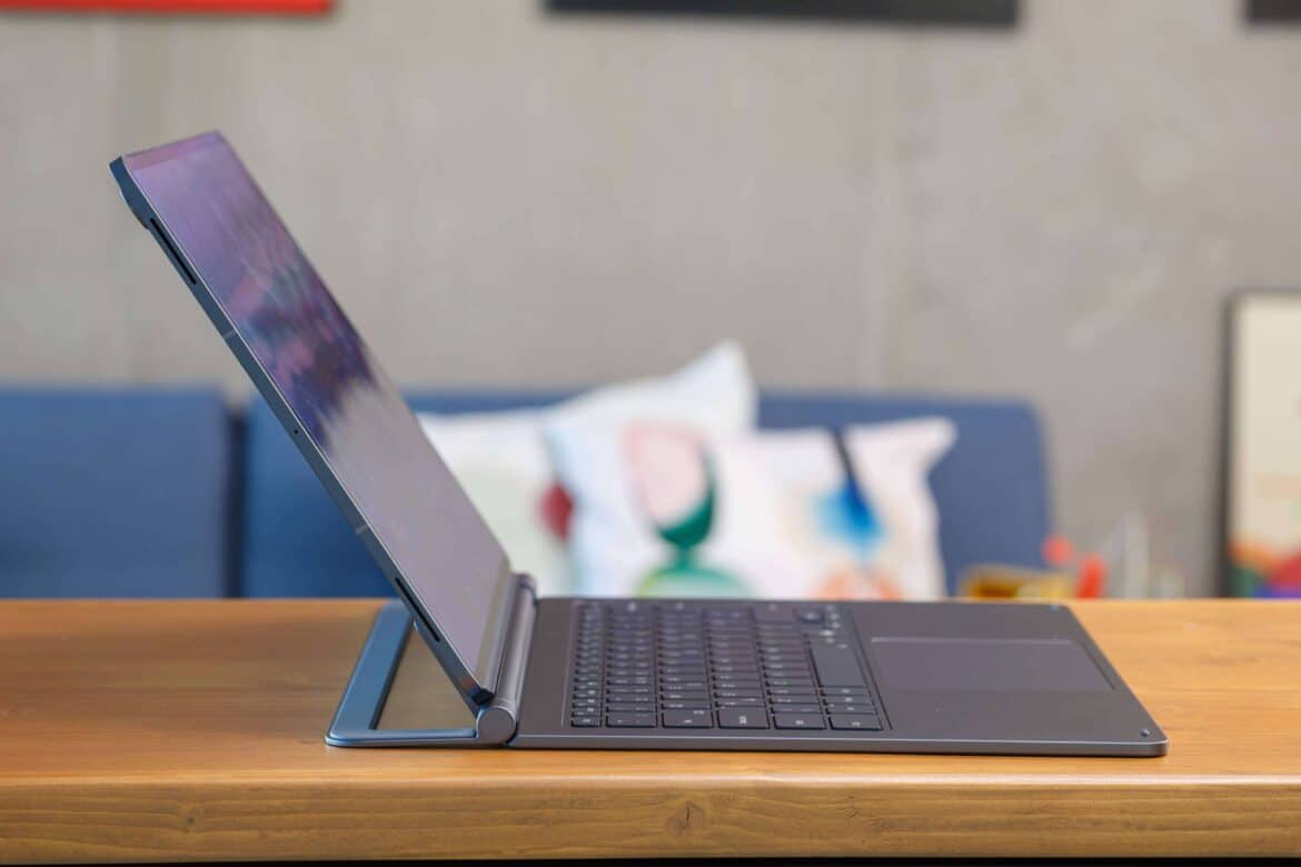 Samsung Galaxy Tab S12 Ultra з розкладеною клавіатурою Book Cover під кутом на дерев'яному столі