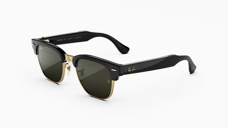 Сонцезахисні окуляри Ray-Ban чорно-золотої моделі з смуглястим дизайном і затемненими лінзами