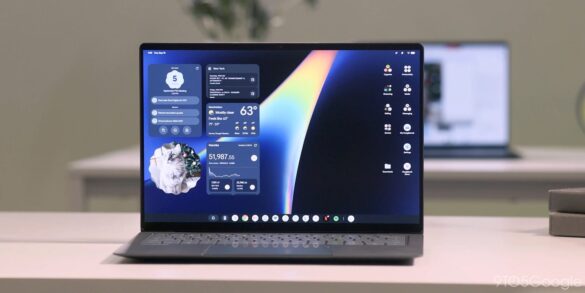 Ноутбук Chromebook на столі зі включеним екраном, що показує інтерфейс ChromeOS з віджетами, погодою та іконками застосунків