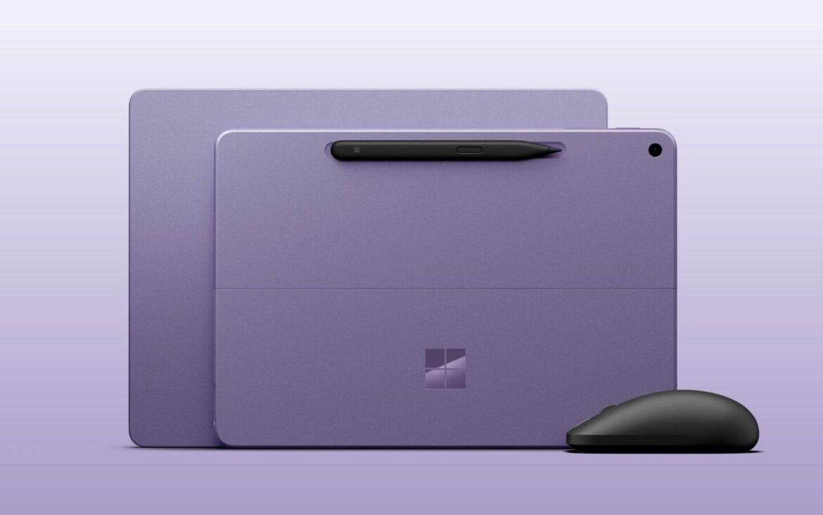 Microsoft Surface Pro 12 і Surface Laptop 13 у фіолетовому кольорі з мишею на світлому фоні