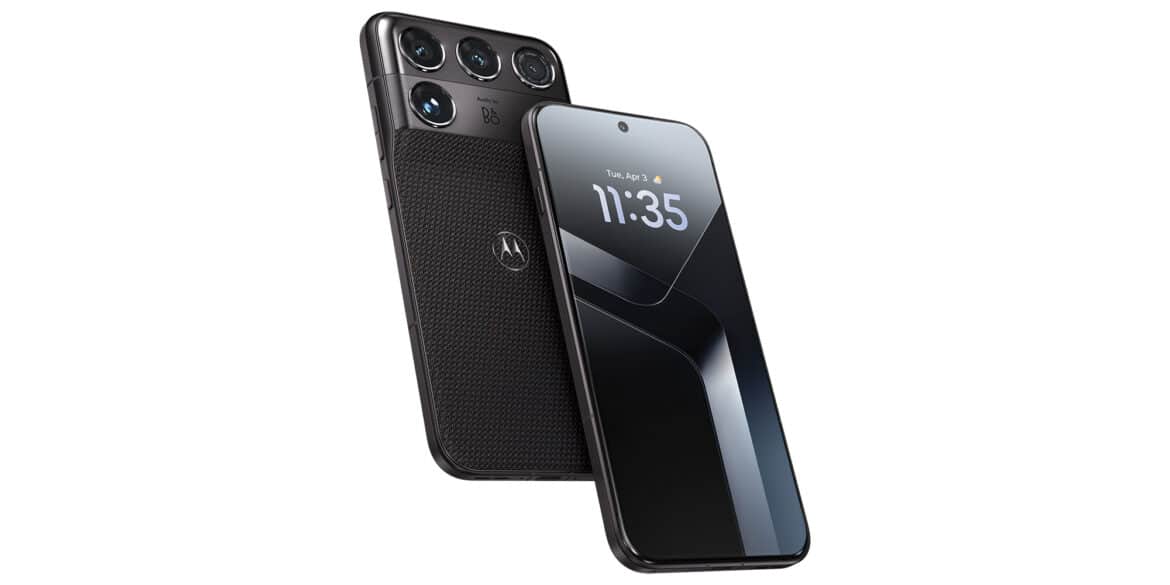 Motorola Signature 27 в чорному кольорі з видимою квадрокамерою та дисплеєм зі часом 11:35