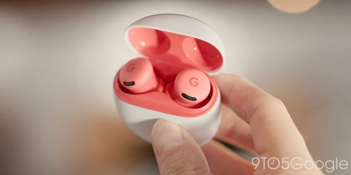 Червоні бездротові навушники Pixel Buds у білому кейсі для зарядки, які тримає рука