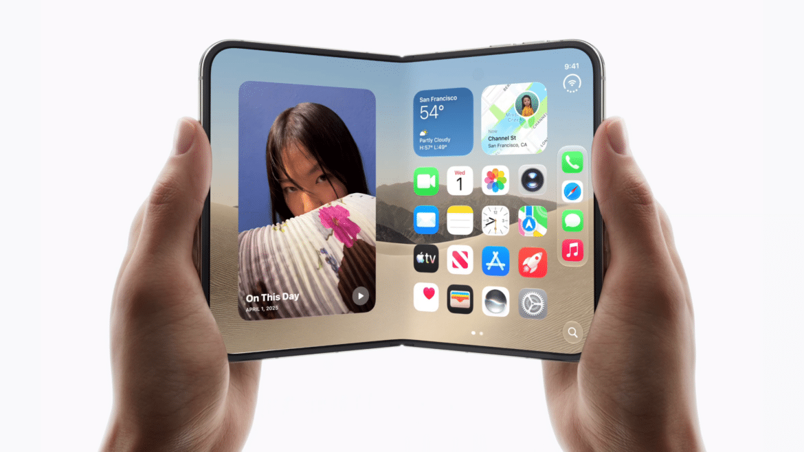 Складаний iPhone з викривленим екраном у руках показує фото, погоду і додатки на домашньому екрані
