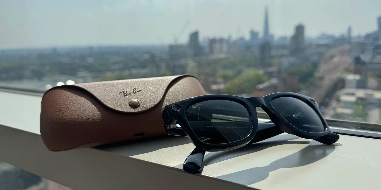 Чорні окуляри Ray-Ban з коричневим футляром на фоні панорами міста з хмарочисами