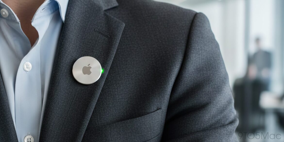 Бізнесмен у сірому піджаку носить круглий значок з логотипом Apple на лацкані