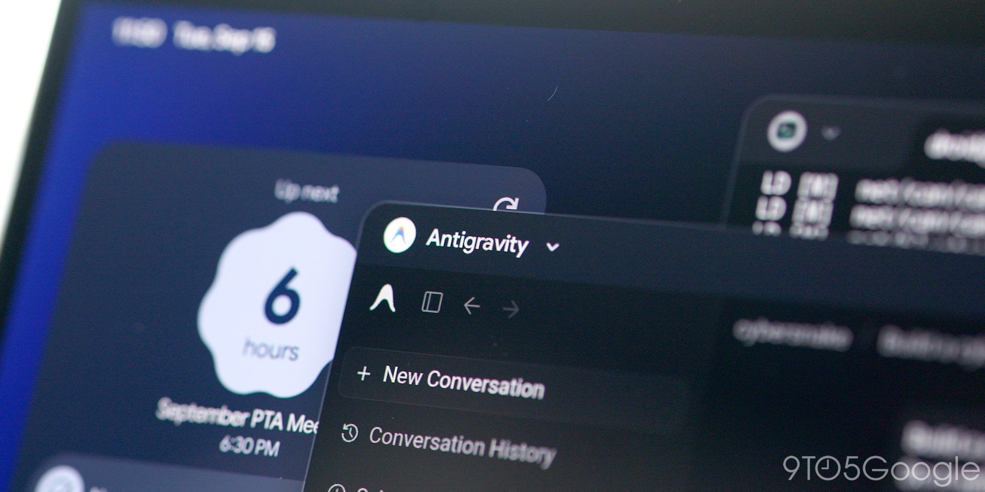 Застосунку Antigravity з темним інтерфейсом та опціями нової розмови на ноутбуці з Googlebook OS