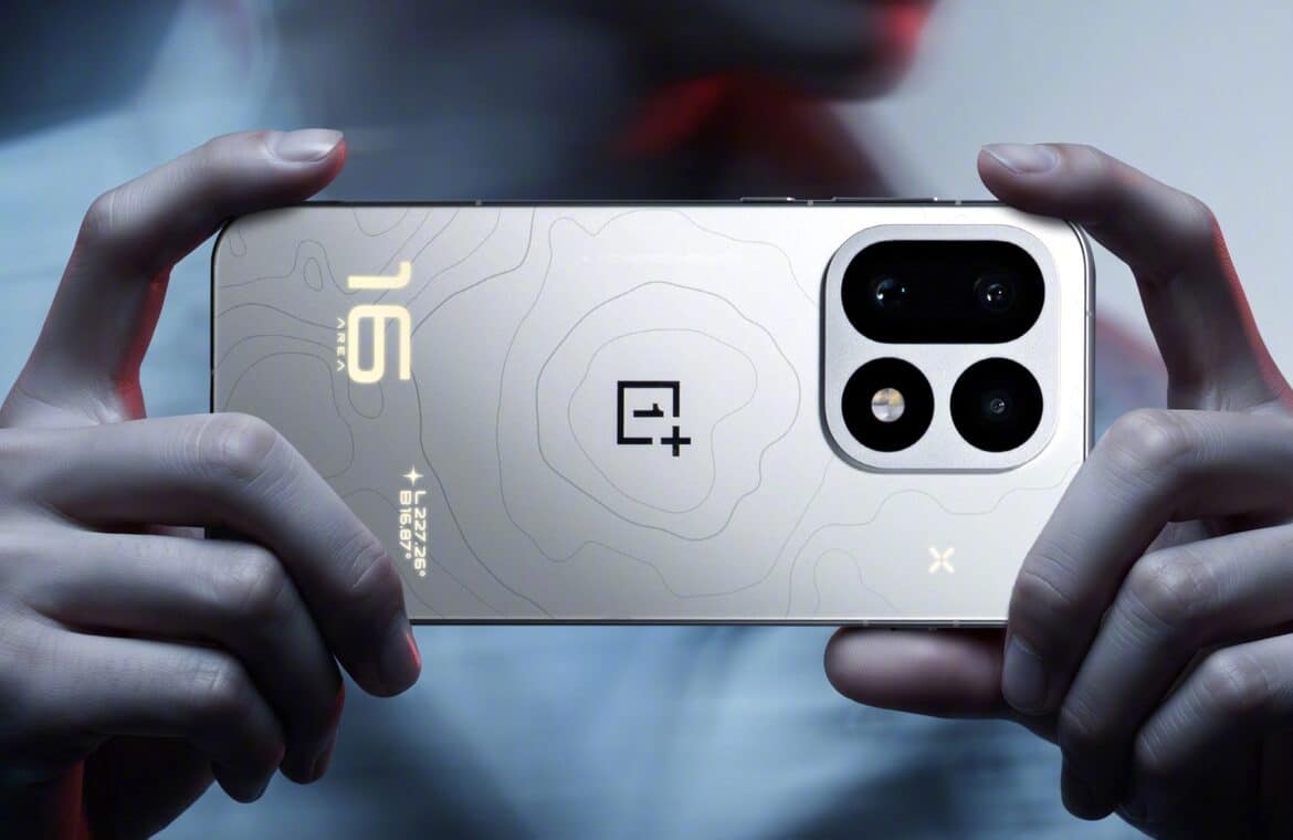 OnePlus 16 у білому кольорі з топологічним принтом, показаний в руках із камерою на спині
