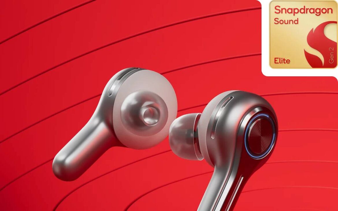 Два срібні навушники-вкладиші Snapdragon Sound на червоному фоні з логотипом Elite