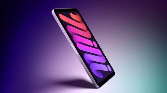IPad mini з OLED-дисплеєм, на якому показано градієнт від червоного до фіолетового кольору, на фіолетово-блакитному тлі