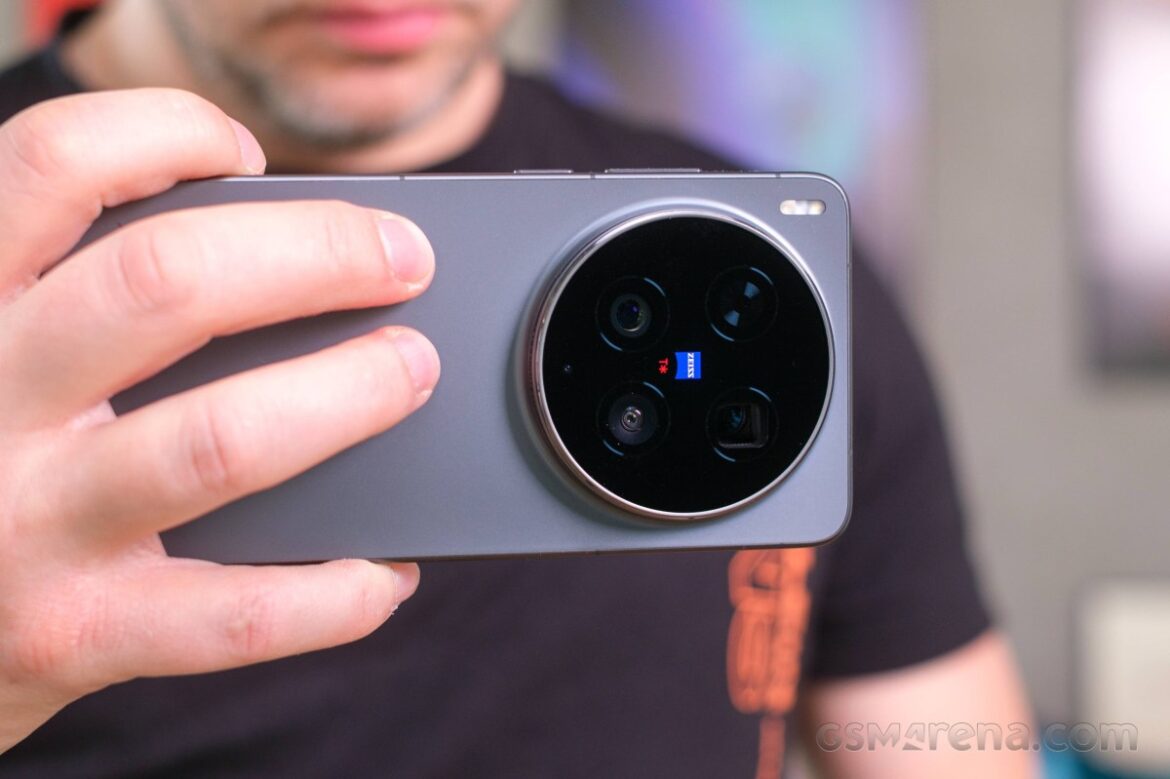 Людина тримає смартфон vivo X500 Ultra з великим круглим модулем камери з кількома об'єктивами на задній панелі