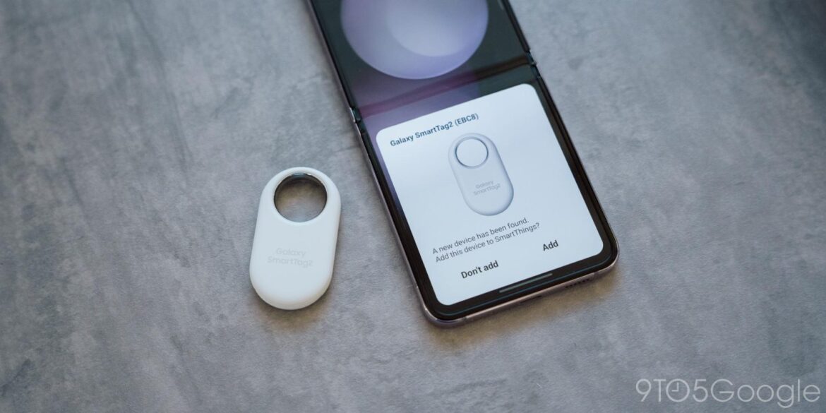 Білий GPS-трекер Galaxy SmartTag поруч зі смартфоном, на якому відображається сторінка додатка SmartThings з інформацією про