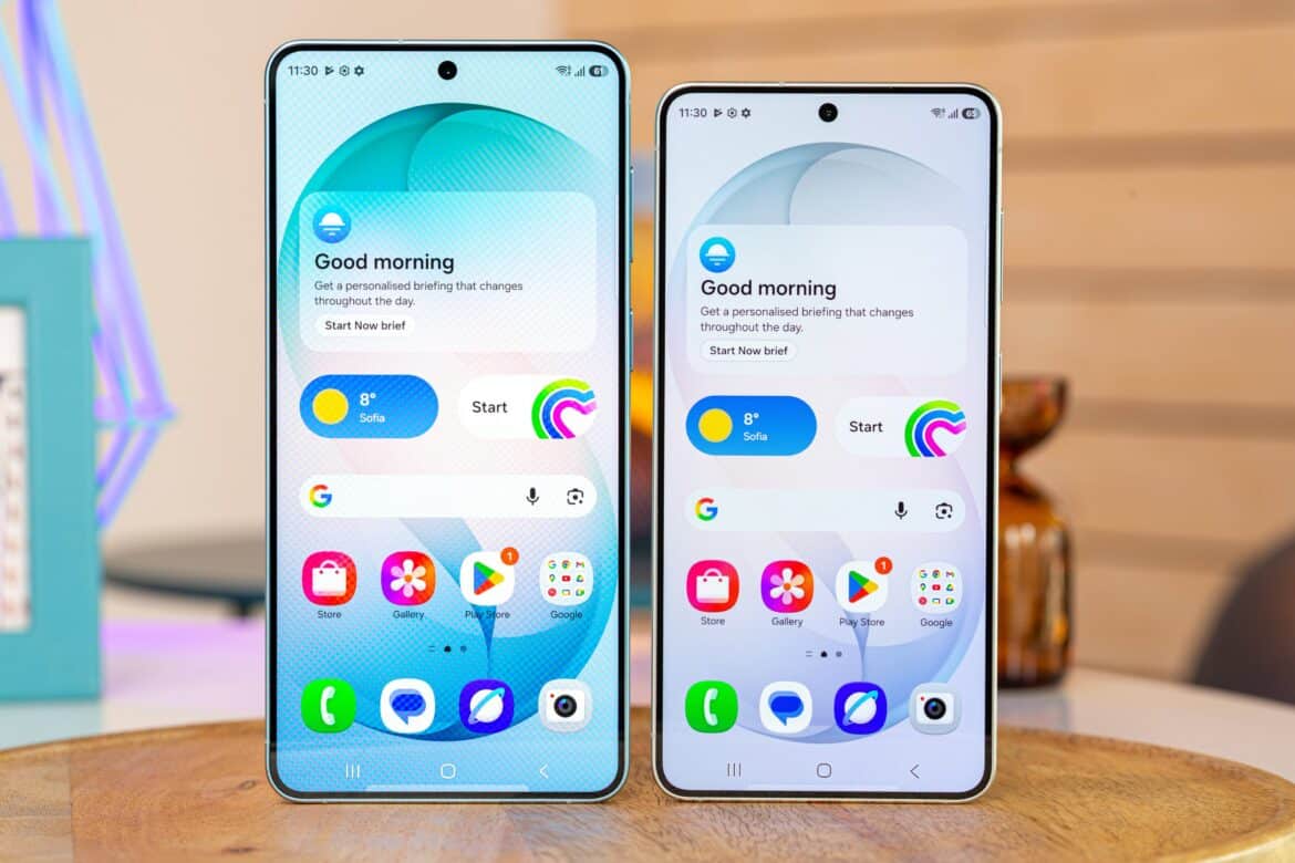 Два смартфони Samsung Galaxy S27 з голубим і фіолетовим дизайном екрана, що показують персоналізоване привітання на домашній