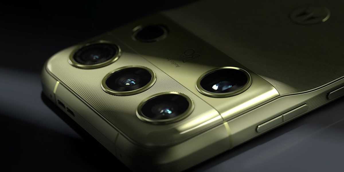 Смартфон Motorola Signature 27 з чотирма камерами у двох рядах у верхній частині корпусу золотистого кольору