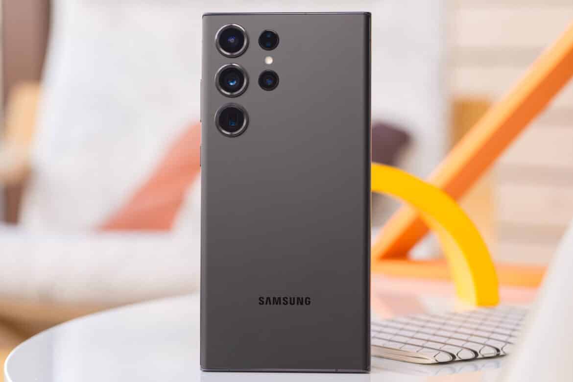Samsung Galaxy S23 Ultra з характерним модульним блоком камер на задній панелі, один з пристроїв, згаданих у позові щодо