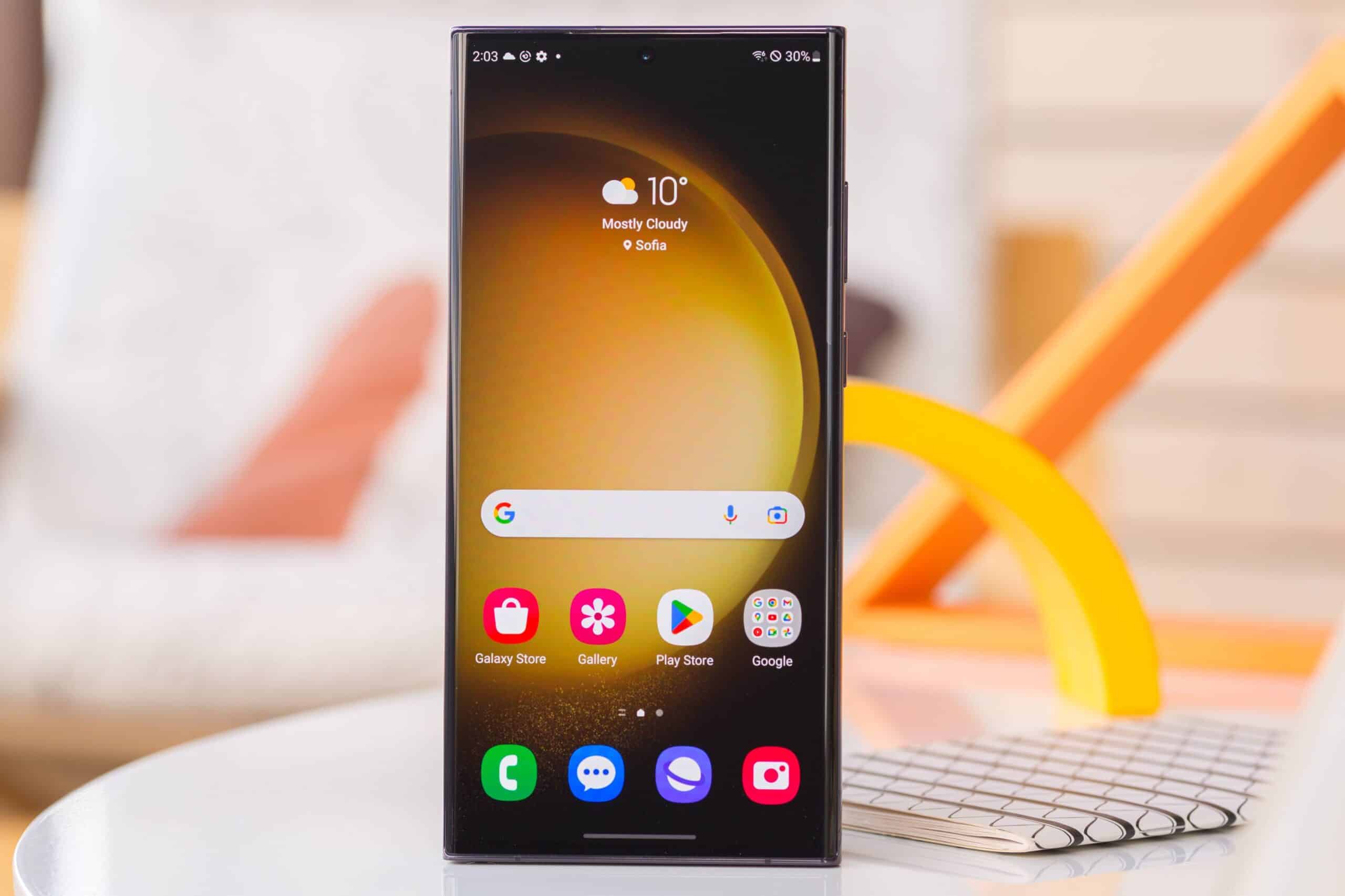 Екран Samsung Galaxy S23 Ultra з домашнім робочим столом, показує один з девайсів, які Samsung судять за використання спірних
