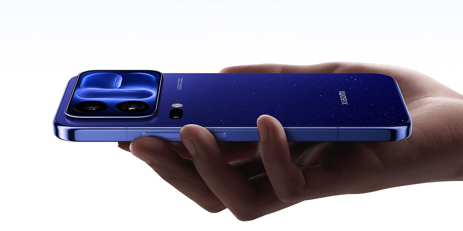 Смартфон Xiaomi 18 Pro Max темно-синього кольору в руці, видно задню панель з подвійними 200MP камерами