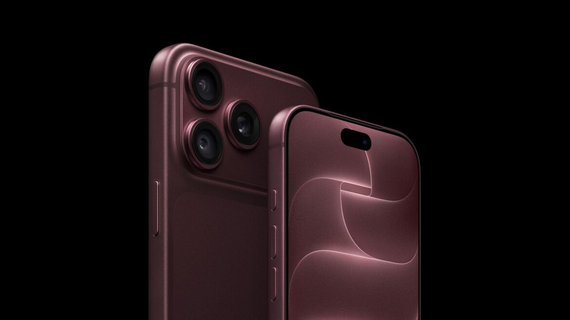 Два iPhone 18 Pro бордового кольору під чорним фоном, один з них показує екран, другий демонструє потрійну камеру