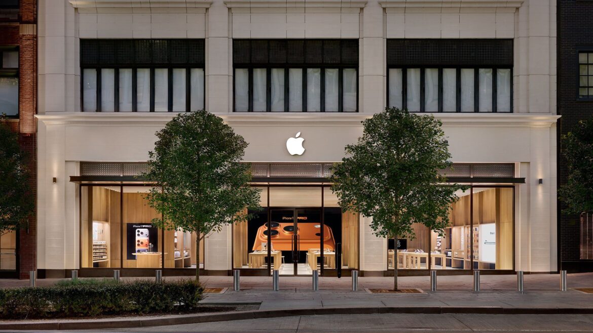 Фасад Apple Store з великим логотипом Apple на світлій стіні, озеленені входи та вітрини, готові до оновлення дисплеїв перед