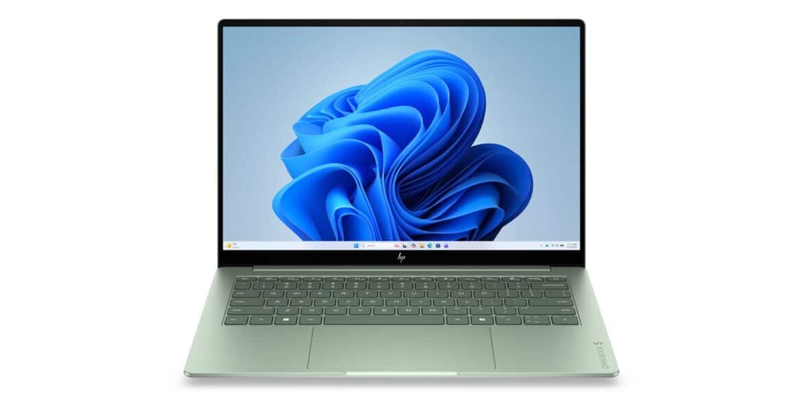 HP OmniBook 5 14 з тонким зеленуватим корпусом і OLED-дисплеєм, розташований на білому тлі