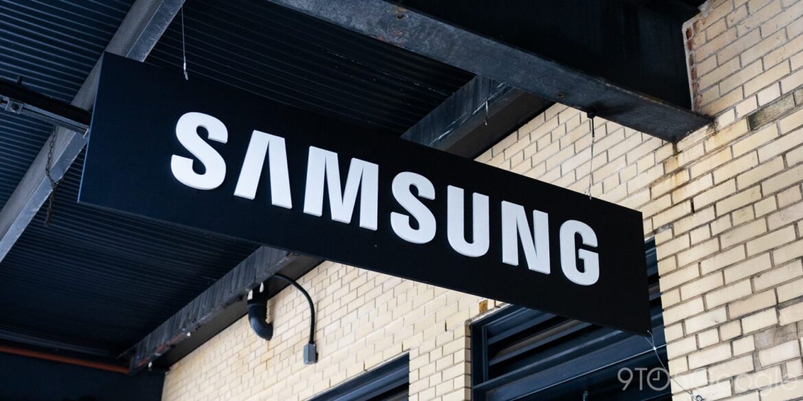Вивіска Samsung на фасаді магазину на тлі цегляної стіни
