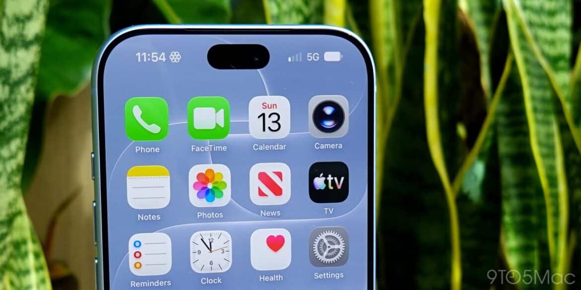 Екран iPhone з домашньою сторінкою і стандартними програмами Apple, включаючи Телефон, Календар та інші