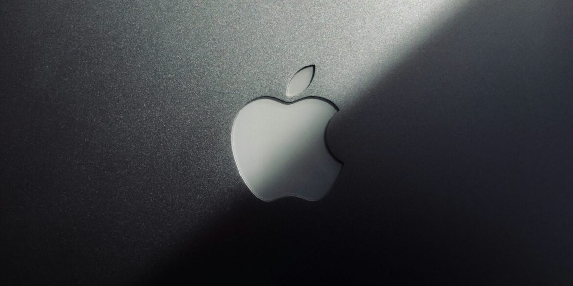 Логотип Apple з яблуком на темному фоні з боковим освітленням