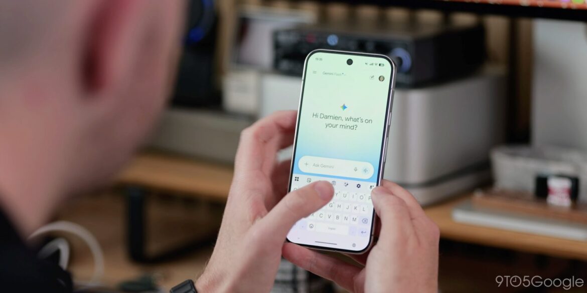 Людина тримає смартфон з запитом до Google Gemini і клавіатурою на екрані