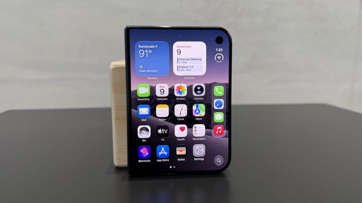 IPhone Duo зі складаним дисплеєм показує на екрані з'єднані додатки та віджети, включаючи погоду на 91°, календар та інші