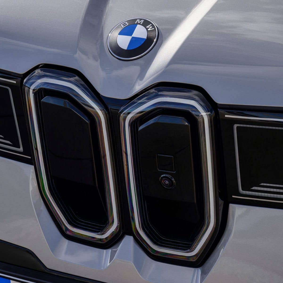 Близька вишивка подвійної восьмикутної решітки радіатора BMW з емблемою компанії