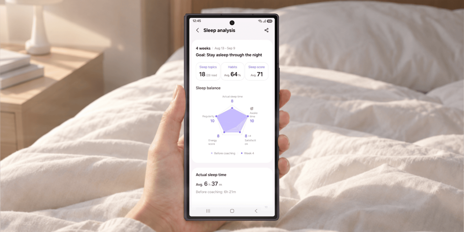 Samsung Health із аналізом сну за 4 тижні на екрані смартфона в руках користувача біля ліжка