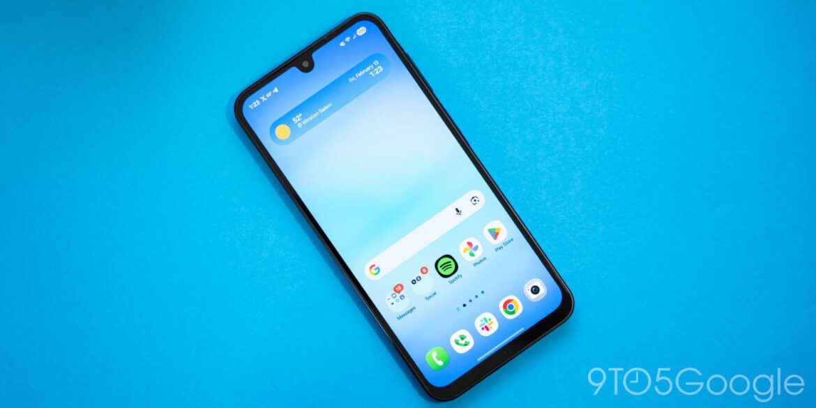 Смартфон Samsung Galaxy A серії на блакитному фоні з видимим екраном і іконками додатків