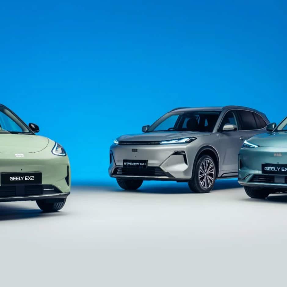 Три кросовери Geely різних кольорів: зелений EX2, сірий Starray EM-i та бірюзовий EX5 на синьому фоні