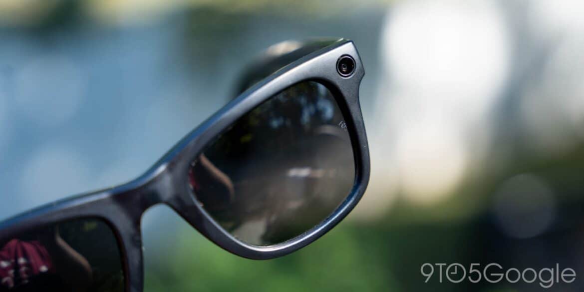 Смарт-окуляри Ray-Ban Meta з темною оправою та темними лінзами, на яких видно відображення неба і дерев, на фоні розмитого