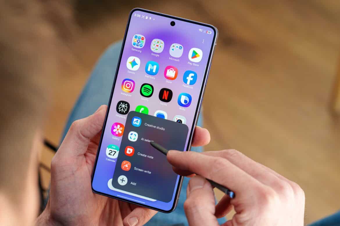 Смартфон Samsung з фіолетовим екраном і відкритим меню додатків, демонструючи новий інтерфейс One UI