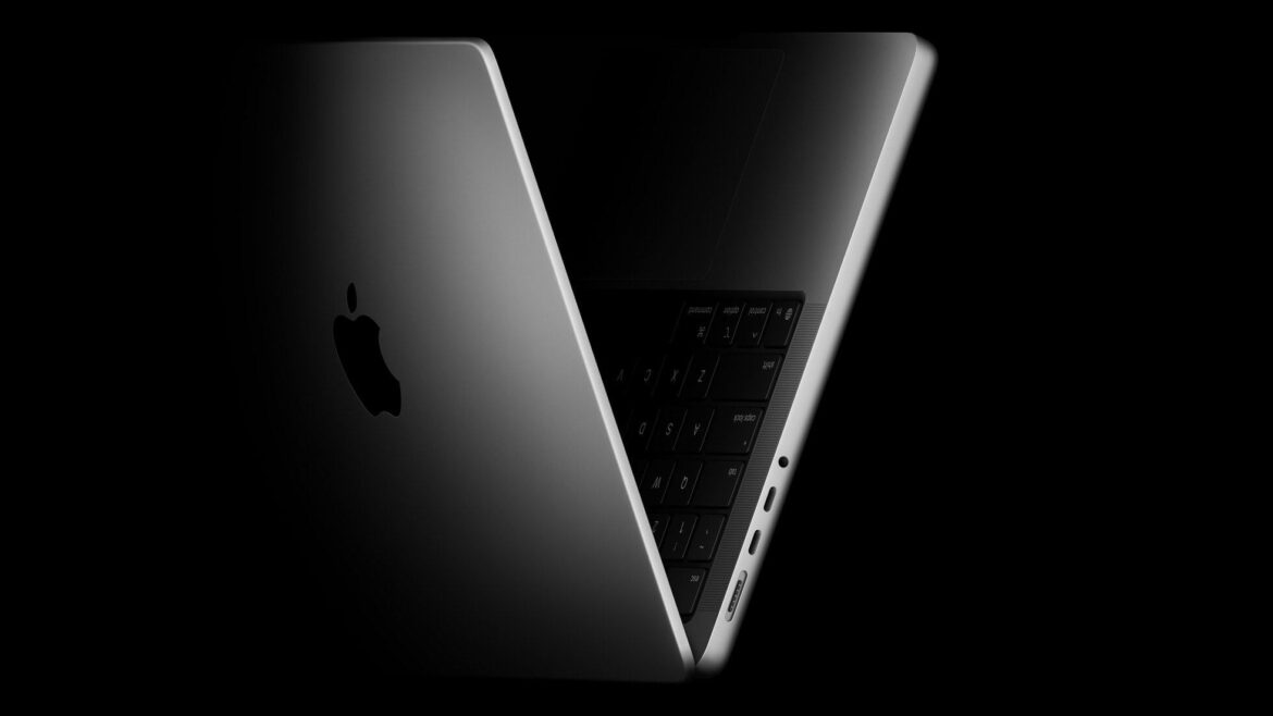5e40a5ab_001 MacBook Pro відкритий під кутом, демонструючи металевий корпус і клавіатуру, з логотипом Apple на кришці