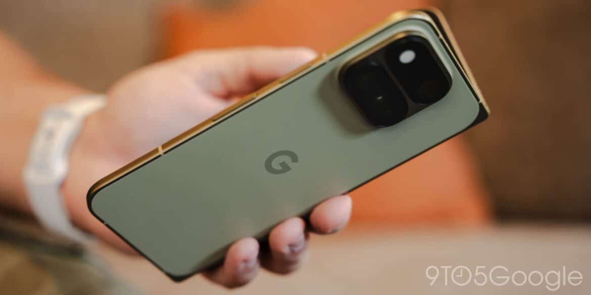 Смартфон Google Pixel 12 з подвійною камерою у руці користувача, вид з тилу на корпус світло-сірого кольору з логотипом G