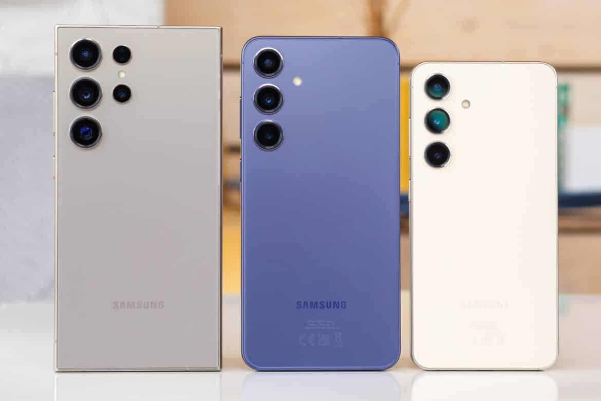 Три смартфони Samsung Galaxy з різними кольорами корпусу: сірий, синій та білий, вид ззаду з системами камер