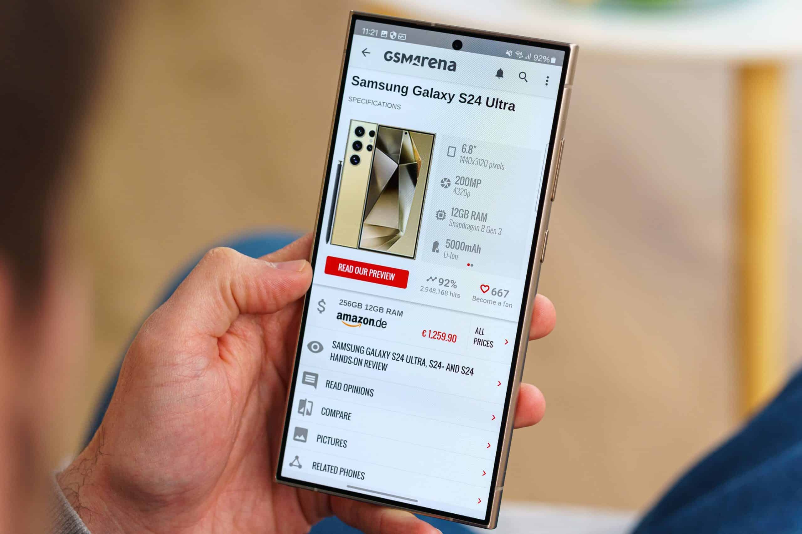 Сторінки GSMArena на дисплеї смартфона з інформацією про Samsung Galaxy S24 Ultra та його характеристиками
