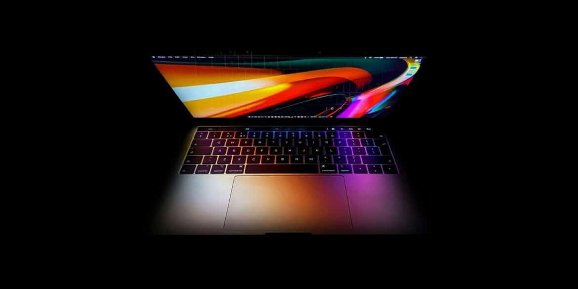 MacBook Pro з відкритим екраном, на якому відображається яскраве зображення з помаранчевими та рожевими градієнтами