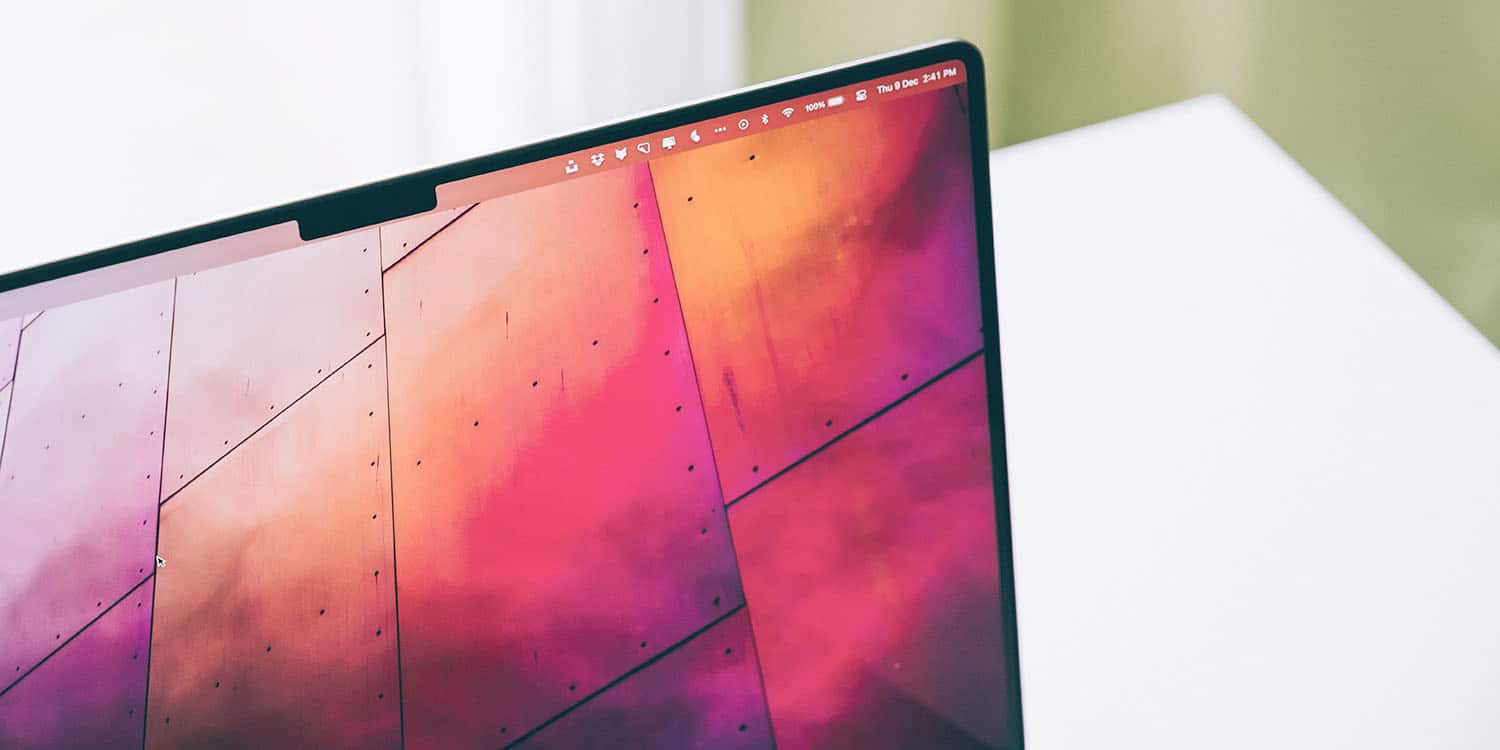 Близький план дисплея MacBook Pro з градієнтом від рожевого до оранжевого кольору